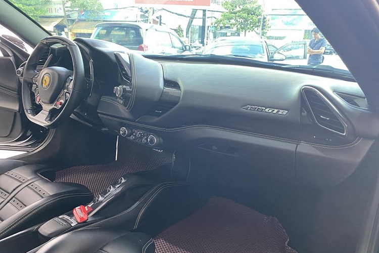 Những chiếc siêu xe mang gói độ Liberty Walk có những dấu hiệu nhận biết rất riêng biệt. Bên hông đầu xe chiếc Ferrari 488 GTB lúc mới mang gói độ Liberty Walk còn xuất hiện hai vây cá bằng carbon cỡ lớn nhưng hiện tại chi tiết này đã được tháo khỏi xe. Nguyên bản chiếc siêu xe Ferrari 488 GTB độ Liberty Walk độc nhất vô nhị tại Việt Nam còn có cánh lướt gió cỡ lớn phía trước đầu xe nhưng hiện tại chi tiết này đã không còn xuất hiện.