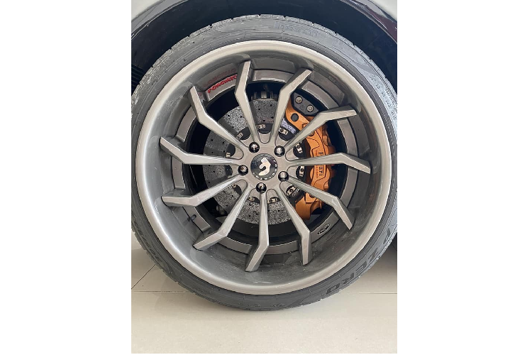 Bộ mâm Forgiato trên siêu xe độ Ferrari 488 GTB Liberty Walk có hai tông màu là đen và vàng nổi bật. Điều làm nên cá tính cho hãng độ Liberty Walk không chỉ đến từ các vòm bánh xe được nới rộng, cố định bằng đinh tán mà còn có phuộc nâng hạ gầm độc đáo. Bộ phuộc hơi này do hãng Air Rex thiết kế cho các bản độ siêu xe của hãng Nhật Bản. Nhờ phuộc nâng hạ gầm Air Rex, khoảng sáng gầm siêu xe Ferrari 488 GTB độ Liberty Walk có thể nâng cao 18 cm so với mặt đất hoặc được hạ gầm gần sát mặt đất. Bên hông xe còn có nẹp sườn carbon.