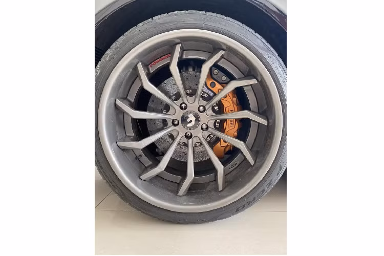 Bộ mâm Forgiato trên siêu xe độ Ferrari 488 GTB Liberty Walk có hai tông màu là đen và vàng nổi bật. Điều làm nên cá tính cho hãng độ Liberty Walk không chỉ đến từ các vòm bánh xe được nới rộng, cố định bằng đinh tán mà còn có phuộc nâng hạ gầm độc đáo. Bộ phuộc hơi này do hãng Air Rex thiết kế cho các bản độ siêu xe của hãng Nhật Bản. Nhờ phuộc nâng hạ gầm Air Rex, khoảng sáng gầm siêu xe Ferrari 488 GTB độ Liberty Walk có thể nâng cao 18 cm so với mặt đất hoặc được hạ gầm gần sát mặt đất. Bên hông xe còn có nẹp sườn carbon.