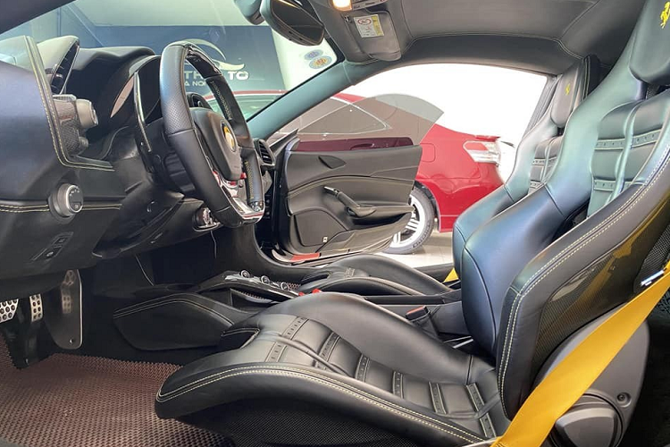 Ở bản độ Liberty Walk của siêu xe Ferrari 488 GTB, những người thợ Nhật Bản đã cắt đi các vòm bánh xe thừa, sau đó, họ gắn bộ body kit thân rộng và cố định lại với nhau bằng những con tán. Đây là cách độ tạo nên thương hiệu cho hãng Liberty Walk. Bộ khuếch tán đuôi xe Ferrari 488 GTB độ Liberty Walk thiết kế thể thao hơn so với xe nguyên bản và sử dụng sợi carbon cùng các sọc màu vàng tạo điểm nhấn.