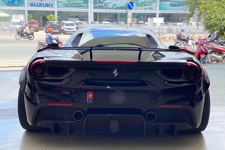 Siêu xe Ferrari 488 GTB độc nhất Việt Nam độ Liberty Walk này vẫn sử dụng khối động cơ V8, tăng áp kép, dung tích 3.9 lít như bản tiêu chuẩn. "Trái tim" này sản sinh ra công suất tối đa 661 mã lực tại vòng tua 8.000 vòng/phút và mô-men xoắn cực đại đạt 760 Nm tại vòng tua 3.000 vòng/phút.