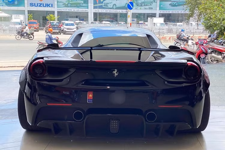 Siêu xe Ferrari 488 GTB độc nhất Việt Nam độ Liberty Walk này vẫn sử dụng khối động cơ V8, tăng áp kép, dung tích 3.9 lít như bản tiêu chuẩn. "Trái tim" này sản sinh ra công suất tối đa 661 mã lực tại vòng tua 8.000 vòng/phút và mô-men xoắn cực đại đạt 760 Nm tại vòng tua 3.000 vòng/phút.