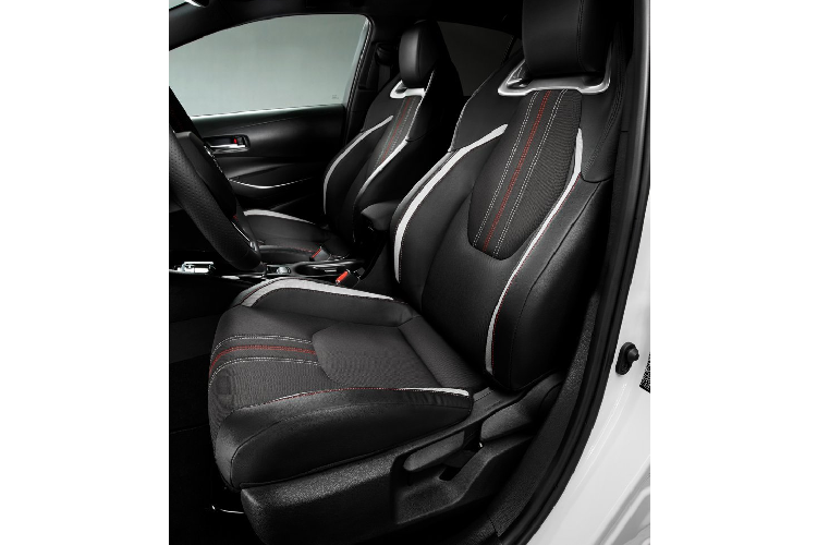 Toyota Corolla GR Sport 2021 sở hữu cánh gió mới trên nắp cốp sau và logo GR Sport. Ngoài ra, xe còn có trang trí màu đen mới phía trên biển số xe. La-zăng mới có sẵn trong các tùy chọn 17 hoặc 18 inch. Mui xe màu đen cũng là một tùy chọn để tăng thêm sự hấp dẫn.