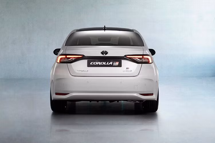 Thay vì đi theo phong cách thể thao, ôtô Toyota Corolla GR Sport 2021 phiên bản châu Âu trông tinh tế hơn rất nhiều. Về ngoại thất, cản xe vẫn không thay đổi. Tuy nhiên, gần như tất cả các chi tiết trang trí mạ crôm đã được hoàn thiện với màu đen bóng piano black, nổi bật nhất là bộ lưới tản nhiệt, ốp gương bên và cánh gió bên.