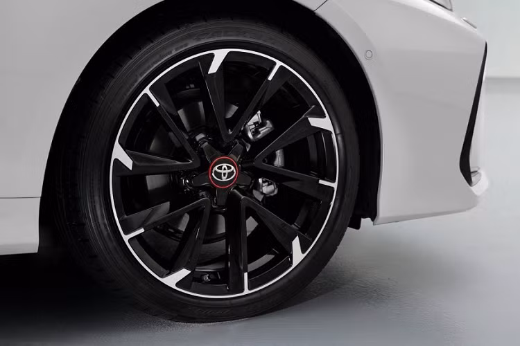 Cũng giống như ngoại thất, nội thất cũng có sử dụng tông màu chính là đen sang trọng. Khách hàng có thể đặt hàng xe kèm hệ thống đèn gầm nội thất tùy chọn.