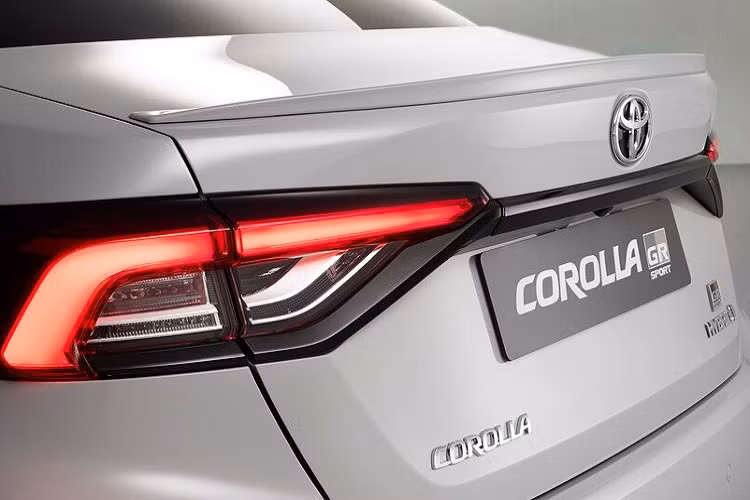 Bên trong, cabin của Toyota Corolla GR Sport 2021 tại châu Âu có nhiều nâng cấp hơn so với phiên bản Thái Lan.
