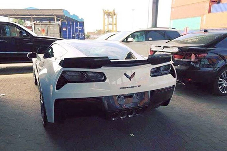 Cung cấp sức mạnh cho Corvette C8 chính là khối động cơ V8 dung tích 6.2L Small Block LT2 thế hệ tiếp theo của Chevy, GM cho biết đây là khối động cơ V8 hút khí tự nhiên (N/A) duy nhất trong phân khúc cho công suất tối đa 495 mã lực và mô-men xoắn cực đại 637Nm. Động cơ kết hợp với dẫn động cầu sau (RWD) và hộp số ly hợp kép 8 cấp (8 DCT).