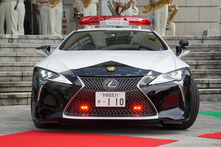 Giá xe Lexus LC500 tại Nhật Bản khoảng 17,4 triệu JPY (tương đương 3,8 tỷ đồng). Chiếc Lexus LC500 làm xe tuần tra của lực lượng chức năng tỉnh Tochigi có ngoại thất 2 tông màu là đen-trắng cùng với đó là các trang bị chuyên dụng giống với siêu xe Nissan GT-R trước đó.