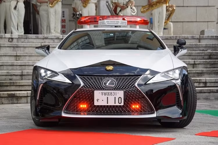 Giá xe Lexus LC500 tại Nhật Bản khoảng 17,4 triệu JPY (tương đương 3,8 tỷ đồng). Chiếc Lexus LC500 làm xe tuần tra của lực lượng chức năng tỉnh Tochigi có ngoại thất 2 tông màu là đen-trắng cùng với đó là các trang bị chuyên dụng giống với siêu xe Nissan GT-R trước đó.