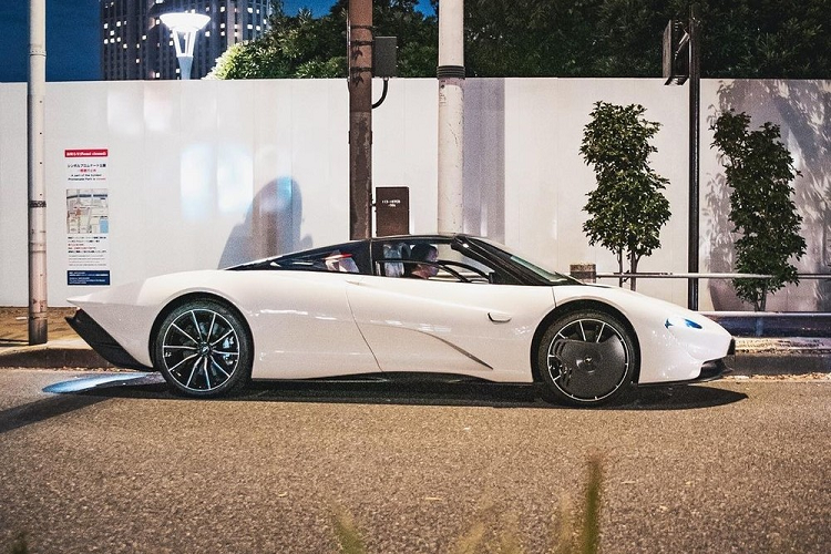 Trước khi không may gặp nạn cùng chiếc siêu xe đắt đỏ McLaren Speedtail này, chủ nhân đã cho xe di chuyển trên nhiều tuyến đường ở Nhật Bản và nhận không ít sự quan tâm của cánh săn ảnh tại đây. Chiếc McLaren Speedtail này có màu trắng trùng màu sơn với chiếc McLaren Senna của đại gia này sở hữu trước đó. Xe có 3 chỗ ngồi với ghế bọc màu da bò.