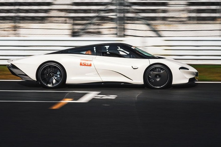 Trong đó, chiếc McLaren Speedtail đầu tiên đến đây được cho vào giữa tháng 10 này và nhanh chóng được chủ nhân mang vào đường đua Fuji Speedway, nằm ở chân núi Phú Sĩ, Oyama, quận Sunto, tỉnh Shizuoka, Nhật Bản để trải nghiệm tốc độ trong ngày hội xe McLaren ở Nhật Bản. Khá đáng tiếc là sau nhiều vòng chạy với những đoạn đường thẳng chủ nhân đã đưa chiếc McLaren Speedtail lên tốc độ 120 km/h đã không may gặp nạn. Nguyên nhân của vụ việc không được tiết lộ nhưng nhiều khả năng là người điều khiển đã bị mất kiểm soát.