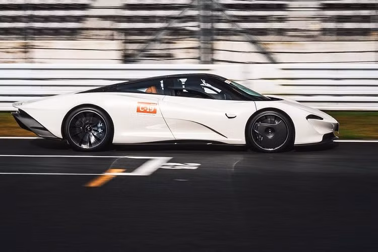 Trong đó, chiếc McLaren Speedtail đầu tiên đến đây được cho vào giữa tháng 10 này và nhanh chóng được chủ nhân mang vào đường đua Fuji Speedway, nằm ở chân núi Phú Sĩ, Oyama, quận Sunto, tỉnh Shizuoka, Nhật Bản để trải nghiệm tốc độ trong ngày hội xe McLaren ở Nhật Bản. Khá đáng tiếc là sau nhiều vòng chạy với những đoạn đường thẳng chủ nhân đã đưa chiếc McLaren Speedtail lên tốc độ 120 km/h đã không may gặp nạn. Nguyên nhân của vụ việc không được tiết lộ nhưng nhiều khả năng là người điều khiển đã bị mất kiểm soát.