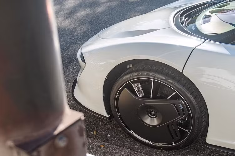 Được ra đời để tri ân siêu xe huyền thoại F1, McLaren Speedtail sở hữu không gian nội thất chỉ có 3 chỗ ngồi với ghế lái bằng sợi carbon nằm giữa. Tuy nhiên, sự tương đồng giữa F1 và Speedtail cũng dừng ở đây khi siêu xe mới của McLaren sử dụng hệ thống động cơ hybrid có công suất tối đa 1.035 mã lực và mô-men xoắn cực đại 1.149 Nm.