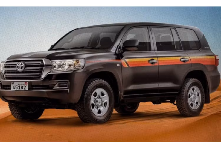 Các tiểu vương quốc Ả-Rập thống nhất (UAE) có thể nói là thiên đường của những người yêu thích thương hiệu xe hơi Toyota. Đây là thị trường mà 2 mẫu xe tưởng chừng đã bị "khai tử" như SUV Toyota Land Cruiser đời cũ (70 Series) và FJ Cruiser hiện vẫn đang được bày bán.