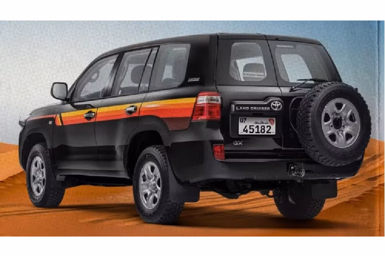 Tại thị trường UAE, Toyota Land Cruiser Heritage Edition 2020 có 2 phiên bản dùng động cơ xăng V6 và V8, hút khí tự nhiên. Động cơ V6 với dung tích 4.0 lít có công suất tối đa 271 mã lực và đồng hành với hộp số sàn 5 cấp. Trong khi đó, máy V8, dung tích 4,6 lít, tạo ra công suất tối đa 304 mã lực lại kết hợp cùng hộp số tự động 6 cấp. Ngoài ra, cả hai động cơ đều kết hợp với hệ dẫn động 4 bánh 4x4.