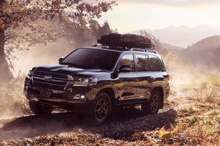 So với xe ở thị trường Mỹ vốn có giá 87.645 USD, Toyota Land Cruiser Heritage Edition 2020 rõ ràng rẻ hơn nhiều. Dự đoán, chỉ có đúng 20 chiếc Toyota Land Cruiser Heritage Edition 2020 được sản xuất.