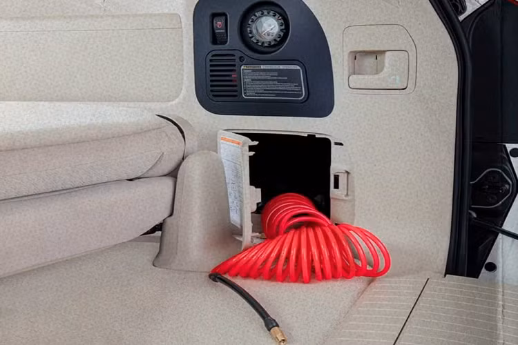 Dù mang hơi hướng cổ điển nhưng Toyota Land Cruiser Heritage Edition 2020 vẫn có những trang bị hiện đại như cảm biến đỗ xe, màn hình thông tin giải trí 10 inch, hệ thống định vị, ngăn mát dưới bệ tì tay trung tâm và những chi tiết ốp gỗ sang trọng.