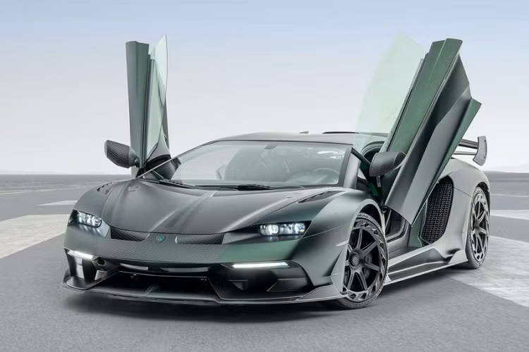 Mẫu siêu xe Lamborghini Aventador SVJ này được Mansory gọi với cái tên "Mansory Cabrera" và sản xuất giới hạn chỉ 3 chiếc trên toàn thế giới, đây là một trong những phiên bản đặc biệt đầu tiên nằm trong kế hoạch kỉ niệm 30 năm của nhà độ Đức trong năm nay.