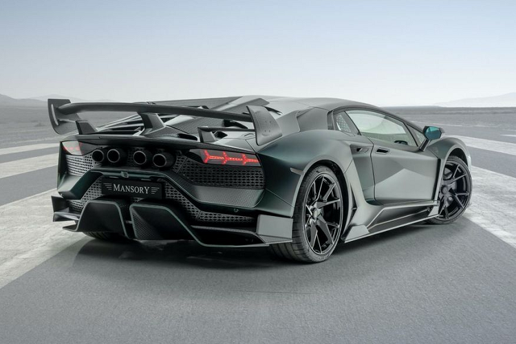 Bước vào bên trong, các chuyên gia độ xe người Đức đã không bỏ sót một chi tiết nào khi áp dụng các điểm nhấn Vento Verde xuyên suốt khoang cabin bằng chất liệu Alcantara, các đường nối trang trí hình mũi tên cũng như việc sử dụng chất liệu carbon một cách hào phóng.