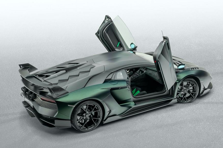 Theo Mansory, Cabrera gợi nhớ đến dáng đứng tấn công của một con bò tót đang sẵn sàng chiến đấu và sự hung hăng của phiên bản này là không thể phủ nhận. Tất nhiên, các nâng cấp hiệu năng khí động học bằng sợi carbon đóng một vai trò lớn trong vẻ đẹp ấy.