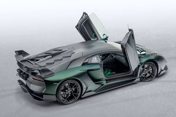 Theo Mansory, Cabrera gợi nhớ đến dáng đứng tấn công của một con bò tót đang sẵn sàng chiến đấu và sự hung hăng của phiên bản này là không thể phủ nhận. Tất nhiên, các nâng cấp hiệu năng khí động học bằng sợi carbon đóng một vai trò lớn trong vẻ đẹp ấy.