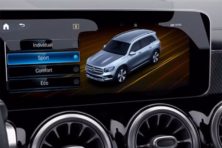 Vô lăng 3 chấu bọc da tiêu chuẩn. Ghế ngồi bọc da ARTICO, trang bị đèn LED chiếu sáng nội thất 64 màu, điều hoà tự động đa vùng độc lập,... Đi kèm với 4 chế độ lái “DYNAMIC SELECT” gồm: Individual, Sport, Comfort, ECO. Trong khi đó, options chi tiết của GLB 200 AMG tại Việt Nam chưa được tiết lộ.