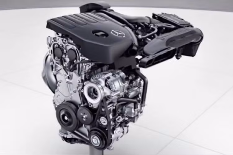 Ngoại thất GLB 200 tại Thái Lan sử dụng đèn pha LED hiệu suất cao (LED High Performance), thích ứng (Adaptive Highbeam Assist), “dàn chân” lắp bộ mâm 18 inch (235/55 R18) với 5 chấu tiêu chuẩn. Trong khi đó, GLC 200 với gói trang bị ngoại thất AMG được đồn đoán về Việt Nam được trang bị bộ bodykit thể thao của AMG hấp dẫn hơn, ‘’dàn chân’’ xe sử dụng bộ mâm 5 chấu kép quen thuộc của AMG với kích thước 19 inch.