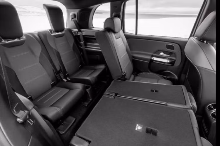 Mercedes-Benz GLB sở hữu kích thước (DxRxC) lần lượt: 4.634 x 1.834 x 1.658 mm, đi cùng với chiều dài cơ sở 2.829 mm. Làm so sánh, GLB ngắn hơn 22mm so với GLC về chiều dài tổng thể, và ngắn hơn 144mm về chiều dài cơ sở. Nhưng GLC chỉ có 5 chỗ ngồi, trong khi GLB có 2 phiên bản là 5 chỗ và 7 chỗ. Hàng ghế thứ 3 của GLB phù hợp với 2 hành khách có chiều cao dưới 1,68 m, nhưng có lẽ phù hợp nhất vẫn là để chở trẻ nhỏ.