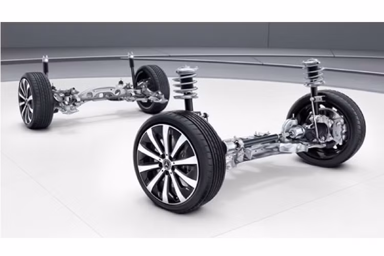 Nội thất GLB 200 tại Thái Lan được trang bị cụm đồng hồ hỗ trợ lái &amp; màn hình cảm ứng trung tâm kỹ thuật số kích thước 10,25 inch ‘’chạy’’ hệ điều hành MBUX cho phép người lái điều khiển bằng giọng nói, tương thích với Apple CarPlay và Android Auto.