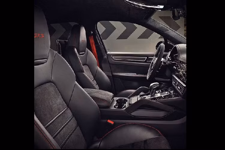 Đối với nội thất, Porsche sẽ sử dụng rất nhiều vật liệu Alcantara cho cabin của Cayenne Coupe GTS, bao gồm vô lăng, các tay cầm, bảng điều khiển trung tâm, tay vịn, ốp cửa, ghế ngồi và bọc trần, đi kèm với những đường chỉ khâu tương phản màu đỏ.