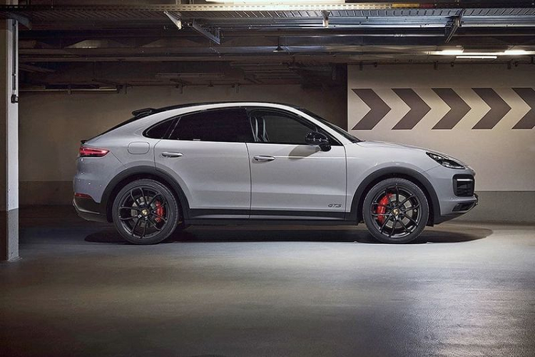 So với Porsche Cayenne 2021 mới thông thường, GTS chắc chắn sẽ có nhiều điểm khác biệt, một trong số đó là gói Sport Design của Porsche, bổ sung các điểm nhấn màu đen thể thao (ở các khe hút gió, khung cửa sổ, ống xả, vỏ gương...) cũng như huy hiệu GTS màu đen. Hệ thống phanh trên Cayenne GTS (cả bản thường và Coupe) cũng sẽ lớn hơn, hiệu suất hơn, trong khi gầm xe có vẻ sẽ được hạ thấp. Đây chính là những thứ mà Porsche đã thực hiện với Panamera GTS.