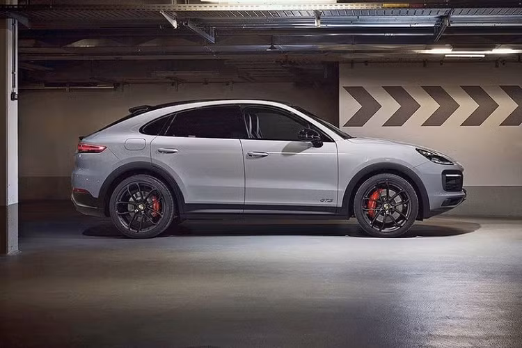 So với Porsche Cayenne 2021 mới thông thường, GTS chắc chắn sẽ có nhiều điểm khác biệt, một trong số đó là gói Sport Design của Porsche, bổ sung các điểm nhấn màu đen thể thao (ở các khe hút gió, khung cửa sổ, ống xả, vỏ gương...) cũng như huy hiệu GTS màu đen. Hệ thống phanh trên Cayenne GTS (cả bản thường và Coupe) cũng sẽ lớn hơn, hiệu suất hơn, trong khi gầm xe có vẻ sẽ được hạ thấp. Đây chính là những thứ mà Porsche đã thực hiện với Panamera GTS.
