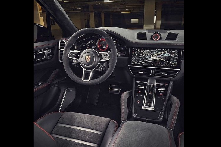 So với nội thất của Cayenne S, Turbo hoặc Turbo S E-Hybrid, không gian bên trong Cayenne GTS sẽ có bố cục tập trung vào người lái hơn, nó cũng trẻ trung hơn - điều chúng ta luôn thấy trên những mẫu xe GTS của Porsche.