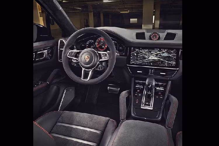 So với nội thất của Cayenne S, Turbo hoặc Turbo S E-Hybrid, không gian bên trong Cayenne GTS sẽ có bố cục tập trung vào người lái hơn, nó cũng trẻ trung hơn - điều chúng ta luôn thấy trên những mẫu xe GTS của Porsche.