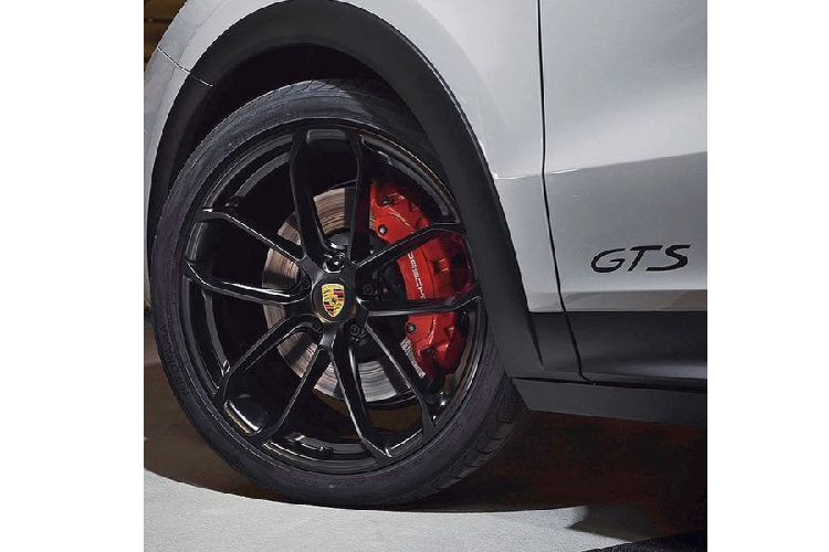 Giá xe Porsche Cayenne GTS 2021 được cho rằng sẽ có mức bán ra khởi điểm từ 114.087 Eur (khoảng 3 tỷ đồng), trong khi bản Porsche Cayenne Coupe GTS 2021 sẽ có giá từ 118.490 Eur (khoảng 3,12 tỷ đồng), mức giá này nằm giữa giá bán của biến thể S và Turbo.