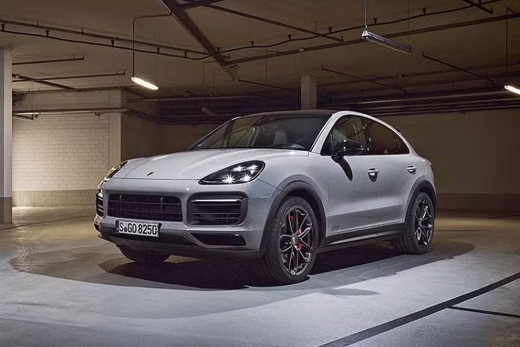 Về mặt logic, Porsche Cayenne Coupe GTS 2021 mới nên sử dụng động cơ tăng áp kép V8 dung tích 4.0L từ người anh em Panamera GTS. Trên Panamera GTS, cỗ máy này cho công suất 453 mã lực và mô-men xoắn cực đại 620Nm, đi kèm là hộp số PDK 8 cấp và hệ dẫn động bốn bánh toàn thời gian.