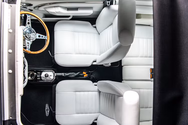 Chiếc Mini hiện đại hóa độc đáo của Cowell được hoàn thiện trong lớp sơn Lotus Copper Glow bespoke giống với nguyên mẫu Lotus trước đó, với nóc xe màu đen tương phản và vòm bánh xe cũng được phối đen nổi bật. Trang trí hai bên thân xe là họa tiết tương tự trên chiếc Lotus ‘Turbo’ được vẽ bằng tay với màu sắc Sahara Gold.