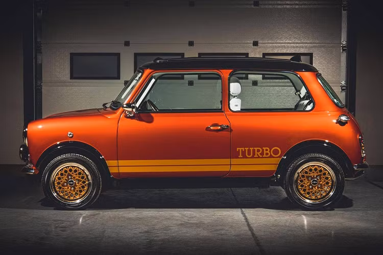 Chiếc Mini của Simon Cowell được lấy cảm hứng từ chiếc Lotus Esprit Turbo từ bộ phim Điệp viên 007 sản xuất vào năm 1981 mang tên ‘For Your Eyes Only’. Hai phiên bản đặc trưng trong phim, bao gồm một ví dụ màu trắng đã bị phá hủy sau khi Bond kích hoạt tính năng tự hủy. Còn đối với chiếc Mini Remastered, xe được lấy cảm hứng từ Lotus Esprit Turbo bằng đồng cũng xuất hiện trong phim.