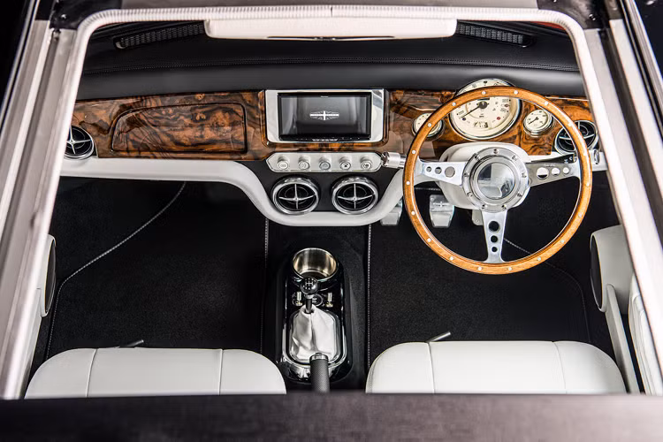 Xe được trang bị động cơ A-series 1330cc hút khí tự nhiên có nguồn gốc từ một chiếc Mini nguyên bản được nâng cấp lên 83 mã lực. Bên trong nội thất, xe được trang bị chất liệu gỗ veneer với màu sắc Dark American Burr Walnut với sơn mài bóng, bọc da Arctic White và chất liệu Alcantara màu trắng, cũng như mặt số Smiths chiếu sáng bằng đèn LED ngà và viền trang trí sơn Day Tripper.