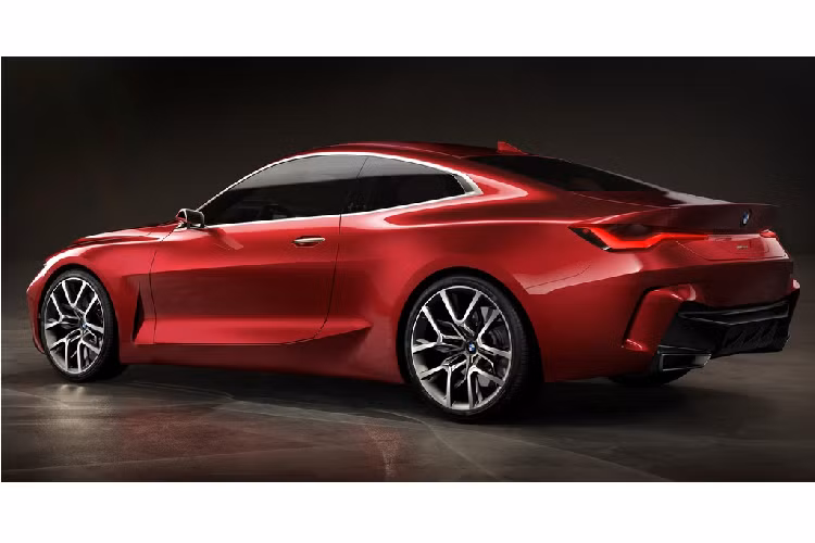 BMW Welt là một khu phức hợp triển lãm, bảo tàng và tổ chức sự kiện thuộc quận Am Riesenfeld, thành phố Munich. Công trình này được thi công từ tháng 8/2003 đến giữa năm 2007. Một trong những cấu trúc ấn tượng của công trình này là hệ thống pin năng lượng mặt trời có công suất lên đến 800 kW được lắp đặt trên phần mái. Đây cũng là một trong nhiều địa điểm thu hút du khách nhất tại vùng Bavaria.