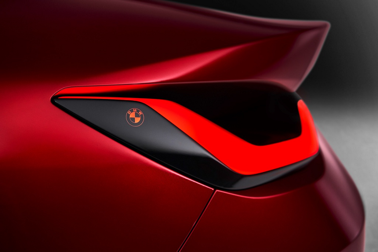 Một số chi tiết ấn tượng khác trên chiếc xe như bộ mâm đúc 5 chấu kép mạ chrome sáng bóng với kích thước 21 inch, khe gió khí động học nằm sau hốc bánh sau dạng đứng, cản sau thiết kế giúp hạn chế hiện tượng không khí nhiễu động khi di chuyển dưới gầm xe và hệ thống ống xả dạng chữ nhật.