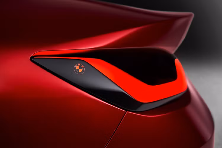 Một số chi tiết ấn tượng khác trên chiếc xe như bộ mâm đúc 5 chấu kép mạ chrome sáng bóng với kích thước 21 inch, khe gió khí động học nằm sau hốc bánh sau dạng đứng, cản sau thiết kế giúp hạn chế hiện tượng không khí nhiễu động khi di chuyển dưới gầm xe và hệ thống ống xả dạng chữ nhật.