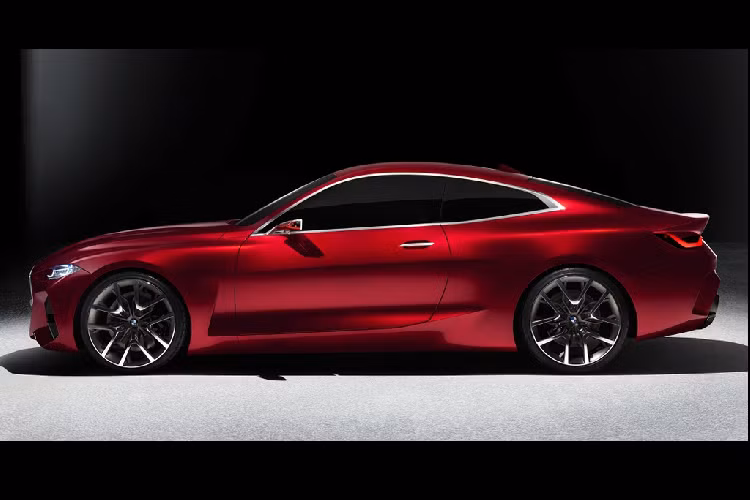 Đi suốt chiều dọc thân xe, chúng ta có thể thấy những thiết kế đặc trưng của BMW như trục cơ sở dài, phần nhô cản trước và sau ngắn cũng như phần mui được vuốt gọn gàng và đầy tính khí động học. BMW Concept 4 được trang bị màu sơn ngoại thất Forbidden Red.