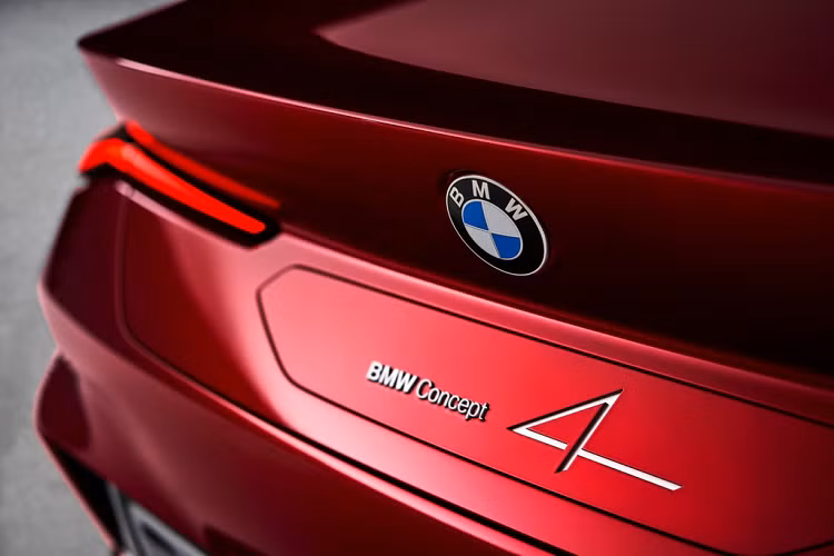 Điểm đặc biệt có màu ngoại thất này là dưới nhiều điều kiện ánh sáng khác nhau, chiếc xe sẽ có màu sắc thay đổi từ đen sang đỏ và ngược lại. Xe sử dụng camera thay cho gương chiếu hậu truyền thống.