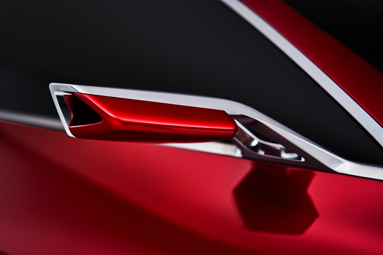 Tuy nhiên, không phải chi tiết nào trên bản concept cũng đều xuất hiện trên phiên bản thương mại. Hệ thống đèn pha thông minh LED trên Concept 4 không được trang bị trên mẫu 4 Series thế hệ mới. Tương tự, 2 hốc gió lớn trên Concept 4 cũng không được mang lên 4 Series mà được thay đổi theo hướng tinh tế hơn.