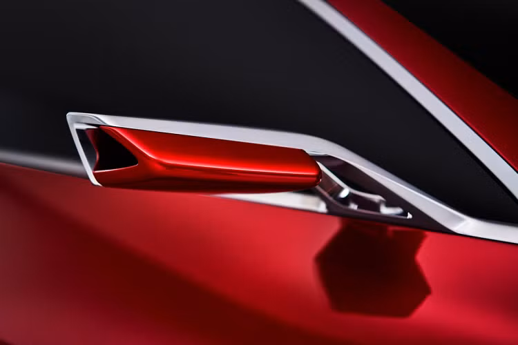 Tuy nhiên, không phải chi tiết nào trên bản concept cũng đều xuất hiện trên phiên bản thương mại. Hệ thống đèn pha thông minh LED trên Concept 4 không được trang bị trên mẫu 4 Series thế hệ mới. Tương tự, 2 hốc gió lớn trên Concept 4 cũng không được mang lên 4 Series mà được thay đổi theo hướng tinh tế hơn.