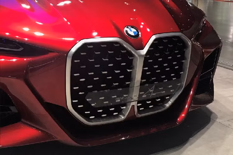 Tưởng chừng như chi tiết này chỉ là một thiết kế mang phần trừu tượng và dần biến thành một meme trên mạng xã hội cũng như cộng đồng chơi xe. Tuy vậy, theo một số hình ảnh bị rò rỉ, BMW 4 Series thế hệ mới cũng được thiết kế với lưới tản nhiệt quá khổ như vậy.