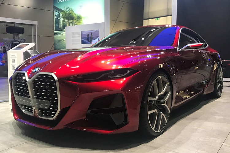 Ra mắt lần đầu tiên tại triển lãm ôtô Frankfurt 2019, BMW Concept 4 mới đã gây nên nhiều sự tranh cãi trong ngôn ngữ thiết kế tương lai của BMW. Chiếc xe đặc biệt này đang được trưng bày tại tổ hợp triển lãm và bảo tàng BMW Welt tại Munich.
