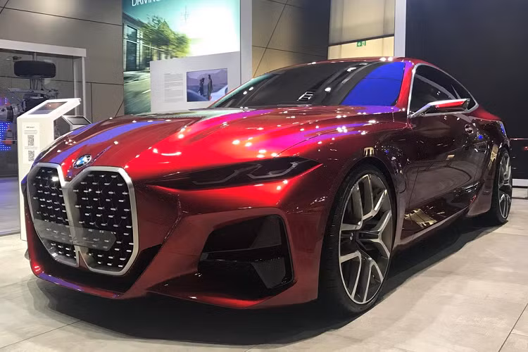 Ra mắt lần đầu tiên tại triển lãm ôtô Frankfurt 2019, BMW Concept 4 mới đã gây nên nhiều sự tranh cãi trong ngôn ngữ thiết kế tương lai của BMW. Chiếc xe đặc biệt này đang được trưng bày tại tổ hợp triển lãm và bảo tàng BMW Welt tại Munich.