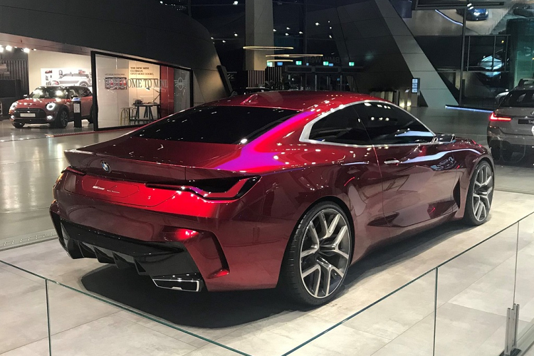 Là bản concept được BMW trình làng vào tháng 9 năm ngoái, mẫu sedan hạng sang BMW Concept 4 thể hiện quan điểm của hãng xe Đức về ngôn ngữ thiết kế của những dòng xe trong tương lai. Đồng thời, bản concept này mang nhiều đặc điểm sẽ xuất hiện trên chiếc BMW 4 Series thế hệ mới nhất chuẩn bị ra mắt.